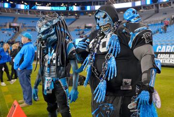 Predator y Skeletor listos para ver a los Carolina Panthers. Ya, si me hubierais preguntado yo también habría dicho que estos dos deberían ser hinchas de los Raiders, pero la NFL nos da estas sorpresas.