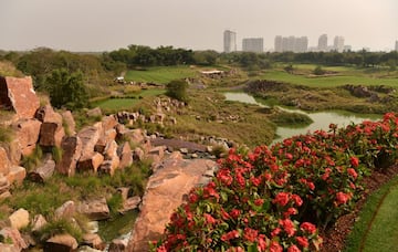 Fue inaugurado en 1999, considerado como la primera academia de Golf de la India. El DLF posee un paisaje dramático realzado por la iluminación ambiental.