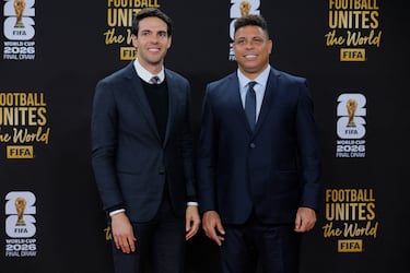 Los ex futbolistas brasileños Kaka y Ronaldo .