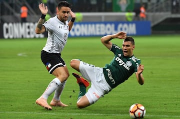 Moises (R) of Brazil's Palmeiras, vies for the ball with Carlos Carmona (L) of Chile's Colo-Colo, during their 2018 Copa Libertadores football match held at Allianz Parque stadium, in Sao Paulo, Brazil, on October 3, 2018. (Photo by NELSON ALMEIDA / AFP)