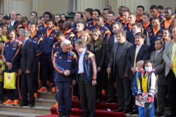 El Presidente de Colombia despidiendo al equipo que iba a participar del Mundial.