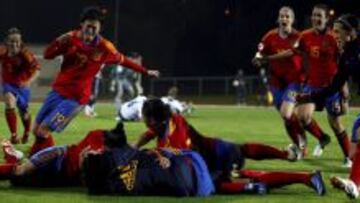 LA REPESCA. Las jugadoras se lanzan sobre Vero Boquete, autora del gol de la clasificación ante Escocia.