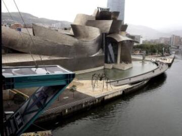 Vista panoramica de la rampa de lanzamiento en el Puente de la Salve en Bilbao, con una altura de 28 metros, desde donde los mejores clavadistas del mundo se lanzaran a la ria de Bilbao, el próximo sábado, día 26, en la 50ª competición de las Red Bull Cliff Diving World Series