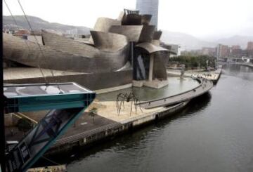 Vista panoramica de la rampa de lanzamiento en el Puente de la Salve en Bilbao, con una altura de 28 metros, desde donde los mejores clavadistas del mundo se lanzaran a la ria de Bilbao, el próximo sábado, día 26, en la 50ª competición de las Red Bull Cliff Diving World Series