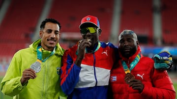 AMDEP2561. SANTIAGO (CHILE), 03/11/2023.- Lázaro Martínez (c) de Cuba, medalla de oro, Almir dos Santos (i) de Brasil, plata, y Cristian Nápoles de Cuba,bronce, posan en el podio de salto de triple masculino hoy, durante los Juegos Panamericanos 2023 en el estadio Nacional en Santiago (Chile). EFE/ Ailen Díaz
