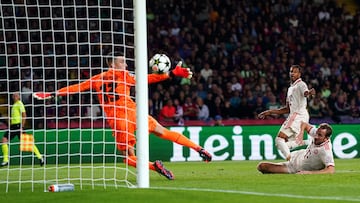 1-1. Michael Olise cambia de banda a Serge Gnabry, saca un centro a media altura para conectar con Harry Kane que de manera acrobática, empalma el balón con la derecha y supera a Iñaki Peña.