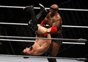 Lashley agarra a Balor durante su combate.