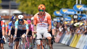 EDITORS NOTE: Graphic content / Ineos Grenadiers rider Sam Welsford from Australia celebrates winning stage three of the Tour Down Under UCI Men's Cycling race in Adelaide on January 23, 2026. (Photo by Brenton Edwards / AFP) / - IMAGE RESTRICTED TO EDITORIAL USE - STRICTLY NO COMMERCIAL USE -
