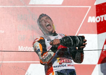 Marc Márquez en el podio del Gran Premio de Japón tras proclamarse campeón del mundo por séptima vez. 