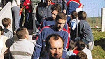 <B>RESPALDO</b>. Los chavales han apoyado a los jugadores en los entrenamientos de esta semana.