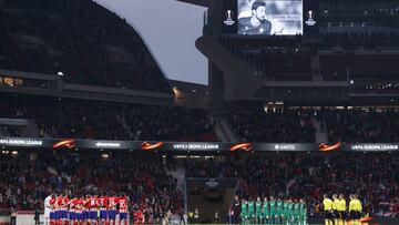 El minuto de silencio por Astori uni¨® a hinchas rojiblancos y rusos