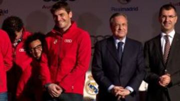 Florentino buscó un ambiente más distendido al colocarse junto a Casillas y Marcelo.