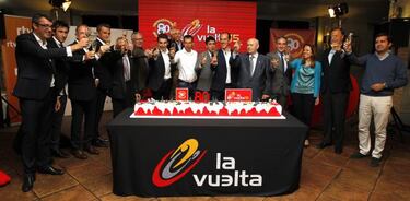 Bernardo Ruiz, el decano de nuestros mayores, cortó la tarta