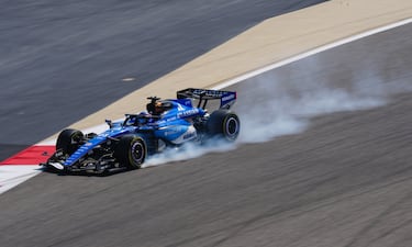 Alex Albon, de Williams, bloque neumáticos durante el segundo día de pruebas de pretemporada de Fórmula 1 Aramco en el Circuito Internacional de Baréin, Sakhir.
