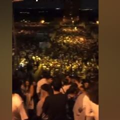 Las redes explotan por esto: las imágenes del multitudinario botellón en Ciudad Universitaria