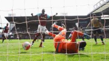 Así marcó uno de sus goles Carroll.