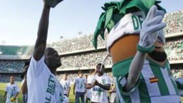 <b>LA EUROFIA DE IRINEY. </b>El brasileño mira al portero villarrealense tras batirle. Emaná lo celebró con la mascota de Gabino.