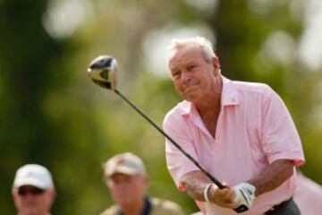 Septimbre 26: El estadounidense Arnold Palmer, el hombre que ayudó a transformar el golf de un deporte de élite a un evento para el hombre común, murió el en Pittsburgh a la edad de 87 años. Apodado "El Rey", Palmer ganó siete torneos de Gran Slam.