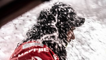 El joven Willi Altadill recibe el impacto de las olas en la cubierta del Mapfre'