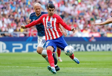 Morata aprovechó un rechace tras no poder recibir Saúl al espacio de Rodrigo de Paul. El colegiado fue a la pantalla y consideró que al tocar un rival habilitaba a Morata.