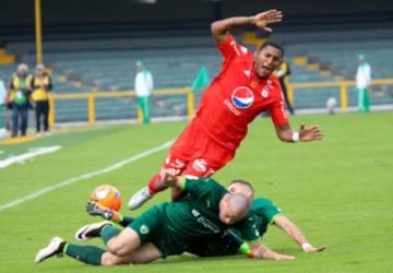 Más de 25 mil hinchas rojos acompañaron al América en su regreso a El Campín en la primera división.