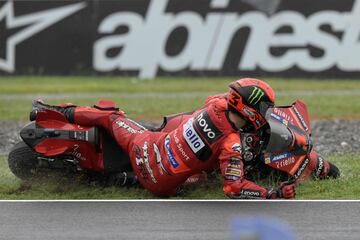 El piloto italiano Francesco Bagnaia se va al suelo durante la carrera en el Gran Premio de Argentina. 