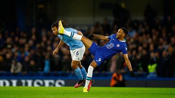 Nathan Aké, del Manchester City, y Pierre-Emerick Aubameyang, del Chelsea, disputan un balón.