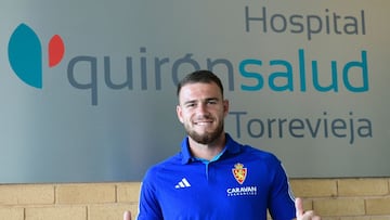 Poussin, nada m¨¢s superar el reconocimiento m¨¦dico en una cl¨ªnica de la localidad de Torrevieja.