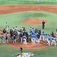Randy Arozarena recibe pelotazo y se vacían las bancas en el juego entre Yankees y Rays