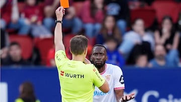 Lukebakio ve la tarjeta amarilla durante el partido contra Osasuna.
