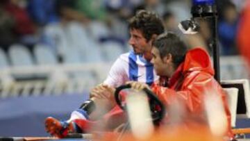 Esteban Granero es retirado en camilla durante el partido de la Liga de Campeones ante el Shakhtar Donetsk.