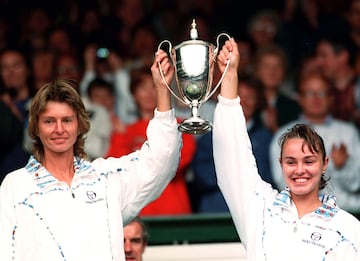 La tenista suiza empez¨® a forjar su historia cuando se proclam¨® campeona de dobles de Wimbledon 1996 con 15 a?os y 9 meses. Una carrera en la que Hingis logr¨® hasta 5 Grand Slam en categor¨ªa individual, con 3 Open de Australia, un Wimbledon y un US Open, entre sus 43 t¨ªtulos individuales, y un total de 64 t¨ªtulos en dobles, donde s¨ª gan¨® los cuatro Grand Slam.