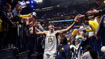 Aday Mara saluda al público de Buffalo tras el triunfo de segunda ronda contra Saint Louis.