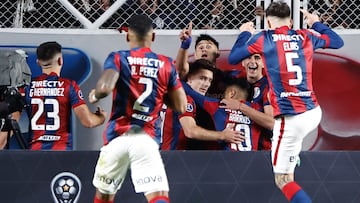 AME4291. BUENOS AIRES (ARGENTINA), 19/07/2023.- Jugadores de San Lorenzo celebran un gol de Rubén Bareiro hoy, en un partido de la Copa Sudamericana entre San Lorenzo y Deportivo Independiente Medellín (DIM) en el estadio Pedro Bidegain en Buenos Aires (Argentina). EFE/ Juan Ignacio Roncoroni
