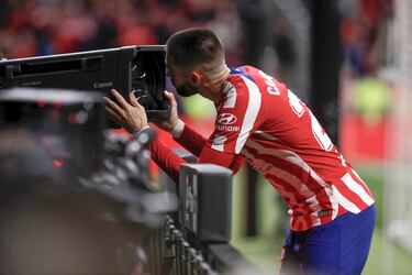 2-0. Yannick Carrasco celebra el segundo gol que marca en el minuto 48 besando una cámara de televisión.