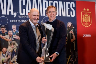 Rafael Louzán, presidente de la RFEF, y Jesús Velasco, seleccionador de España de fútbol sala.