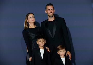 Sergio Busquets junto a su mujer Elena Galera y sus hijos en la alfombra roja del acto de despedida del centrocampista español.