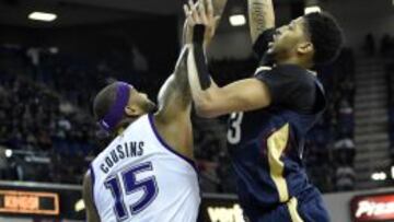 Anthony Davis lucha por el balón con DeMarcus Cousins.