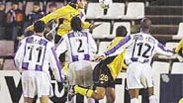 <b>GOL DE ORO.</b> Astudillo sentenció a un decepcionante Valladolid con este precioso remate de cabeza a siete minutos del fi nal.