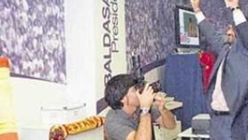 <b>EXPLOSIÓN DE ALEGRÍA. </b>Arturo Baldasano colocó la bandera de España debajo de la televisión y así celebró el segundo gol de España ante Ucrania.