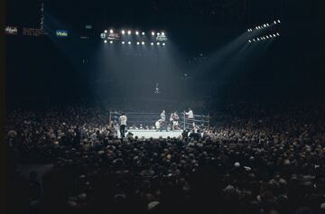 En 1974, sin título en juego, ‘El loco de Louisville’ se tomó revancha con Frazier en el Garden. “Voy a destruirlo”, amenazó. Y ganó en 12 asaltos por decisión unánime. Antes del pleito, Ali lanzó algaradas verbales brutales, descarnadas e hirientes que en Frazier dejaron unas heridas gigantescas que nunca llegaron a cerrar. Ali trató con saña a sus rivales. Su ego era tan grande como su boxeo. 