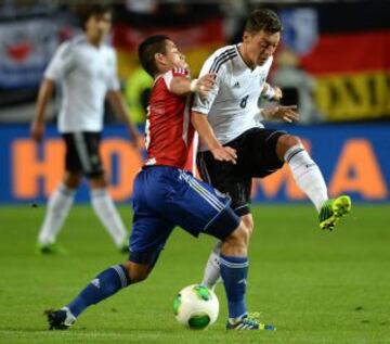 Partido Alemania - Paraguay. Ozil y Víctor Ayala.