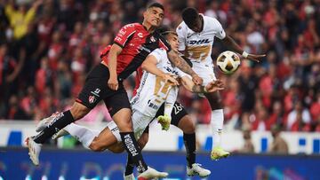 Codazo de Santamaría a Dinneno desata polémica en Semifinal
