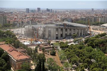 Con la tercera grada demolida casi en su totalidad, las obras de remodelaci車n del Camp Nou avanzan hasta el momento seg迆n los plazos establecidos.