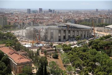 Con la tercera grada demolida casi en su totalidad, las obras de remodelacin del Camp Nou avanzan hasta el momento segn los plazos establecidos.