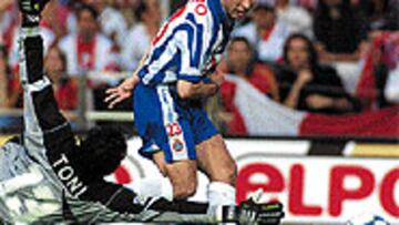 <B>VITAL.</b> El gol de Tamudo a Toni Jiménez le quitó a los rojiblancos el título de Copa de Valencia.