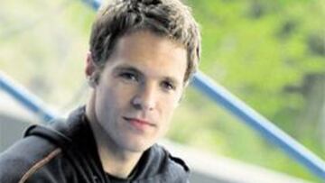 <b>HISTORIA VIVA. </b>Mikel Alonso, con un libro que recoge parte de la historia de la Real, sin duda la más gloriosa.