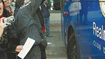 <b>PASIÓN BLANCA. </b>El Real Madrid fue aclamado por la afición a su llegada a Turín, sobre todo por el público femenino.