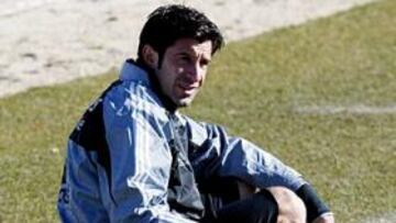 <b>RENOVACIÓN. </B>Figo ha dejado aparcado definitivamente el tema de su futuro en el Real Madrid.