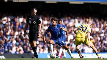 João Félix, jugador del Chelsea, conduce el balón durante el partido ante el Crystal Palace.